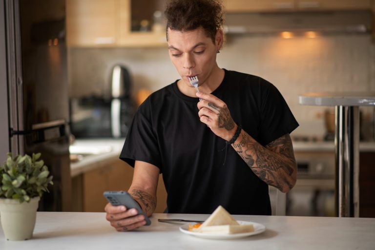 Hambre emocional: por qué comes sin tener hambre y cómo aprender a controlarlo